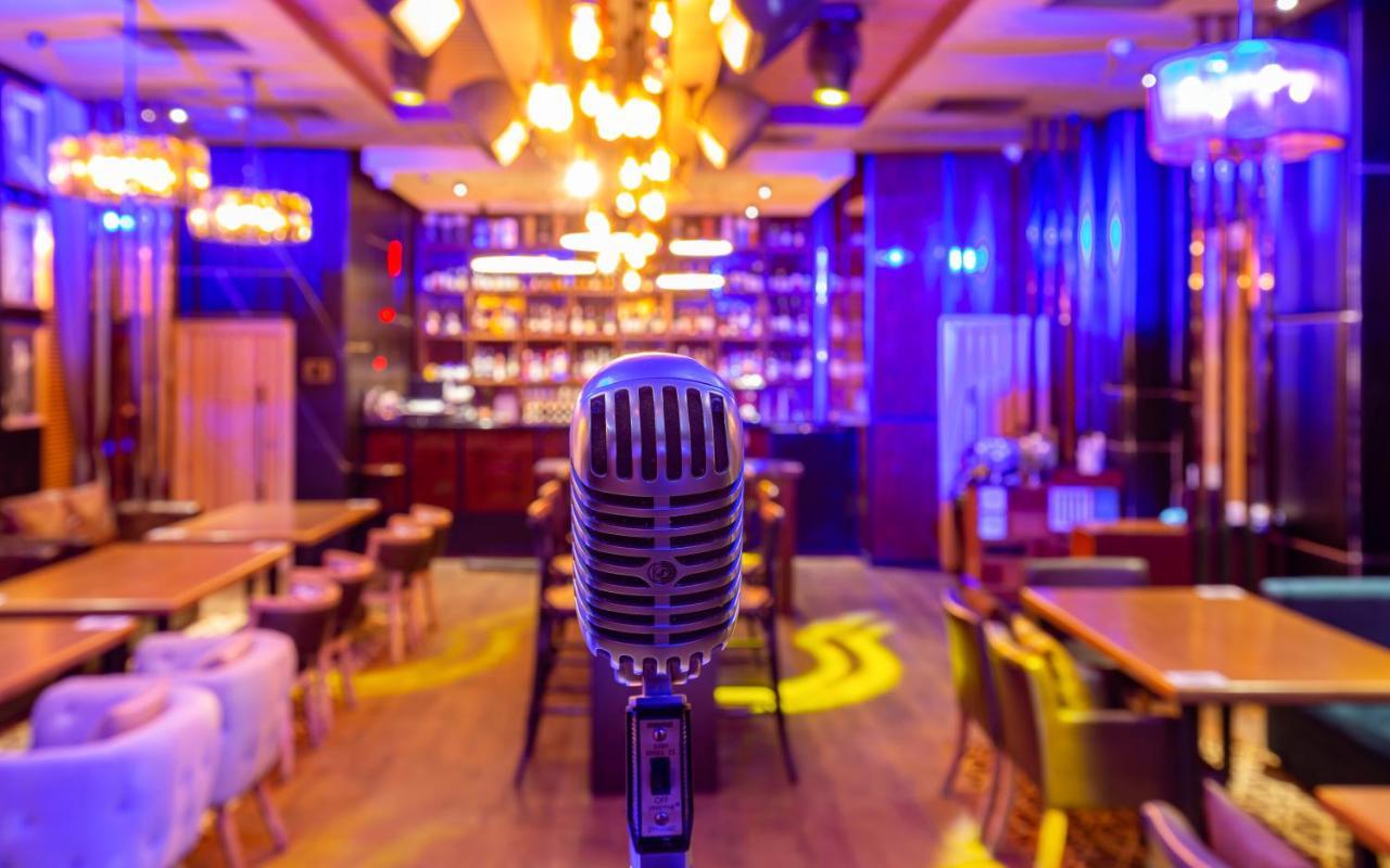 Rixos Borovoe Shchuchinsk Exterior foto A microphone at a karaoke bar